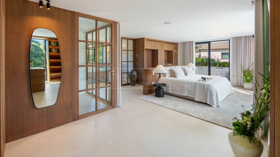Nueva Andalucia, Villa de golf en primera línea con spa y cine en venta en Las Brisas, Nueva Andalucía