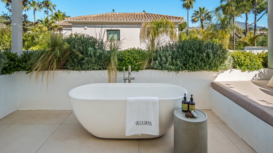 Nueva Andalucia, Villa de golf en primera línea con spa y cine en venta en Las Brisas, Nueva Andalucía