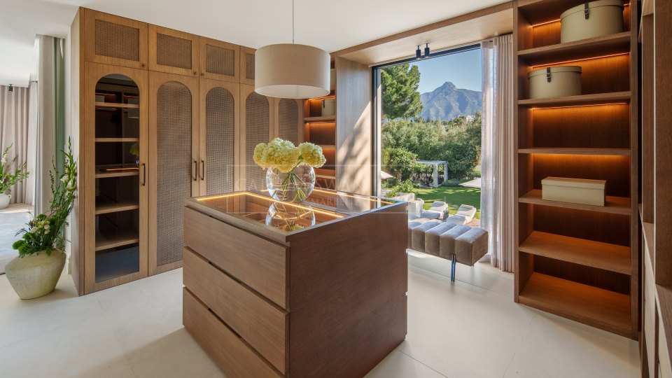 Nueva Andalucia, Villa de golf en primera línea con spa y cine en venta en Las Brisas, Nueva Andalucía