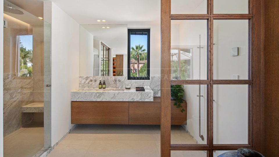Nueva Andalucia, Villa de golf en primera línea con spa y cine en venta en Las Brisas, Nueva Andalucía