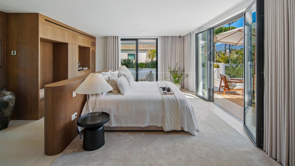 Nueva Andalucia, Villa de golf en primera línea con spa y cine en venta en Las Brisas, Nueva Andalucía