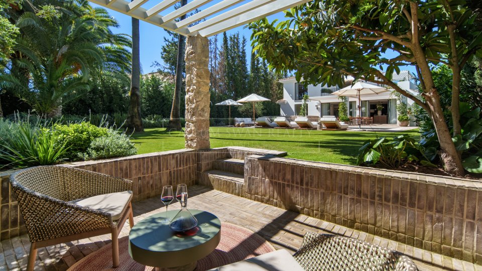 Nueva Andalucia, Villa de golf en primera línea con spa y cine en venta en Las Brisas, Nueva Andalucía