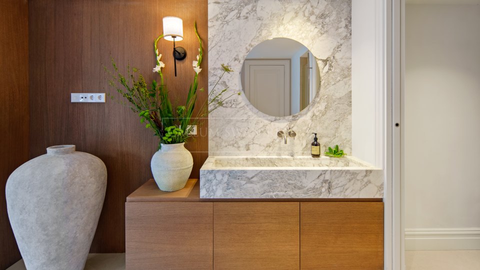 Nueva Andalucia, Villa de golf en primera línea con spa y cine en venta en Las Brisas, Nueva Andalucía
