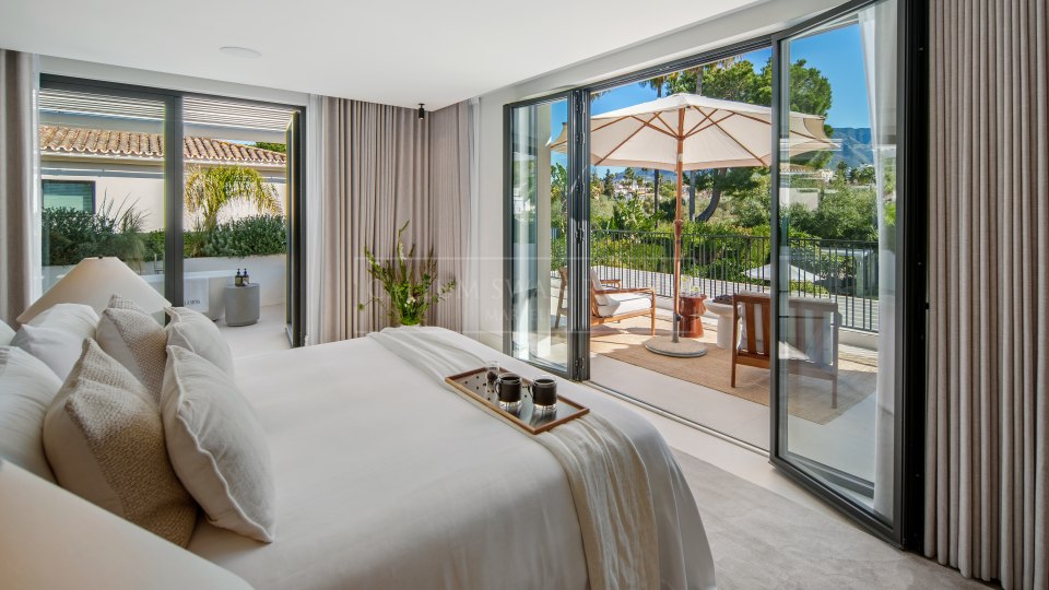 Nueva Andalucia, Villa de golf en primera línea con spa y cine en venta en Las Brisas, Nueva Andalucía