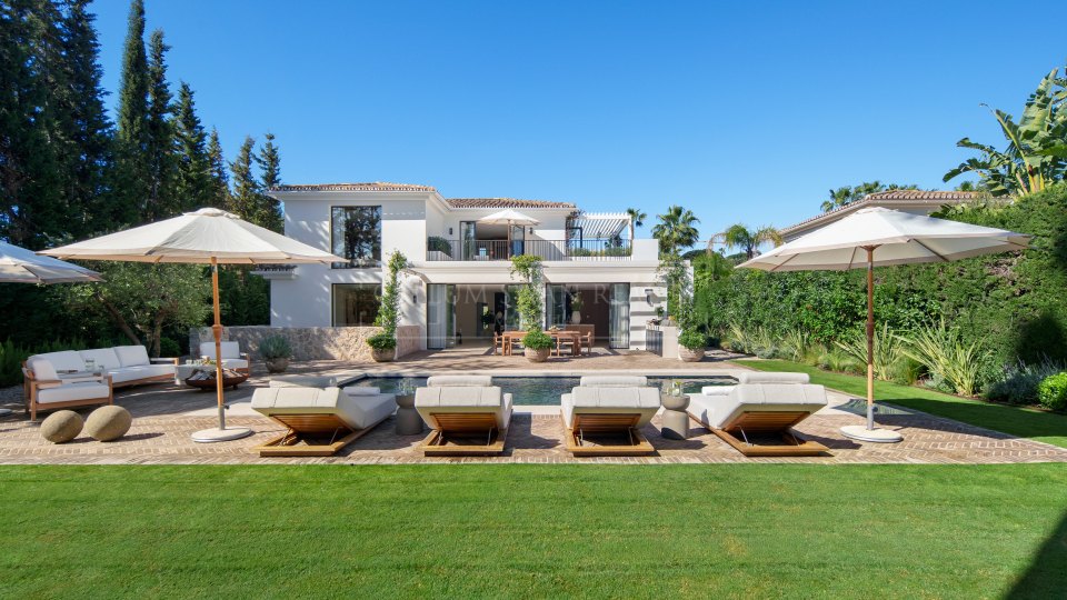 Nueva Andalucia, Villa de golf en primera línea con spa y cine en venta en Las Brisas, Nueva Andalucía