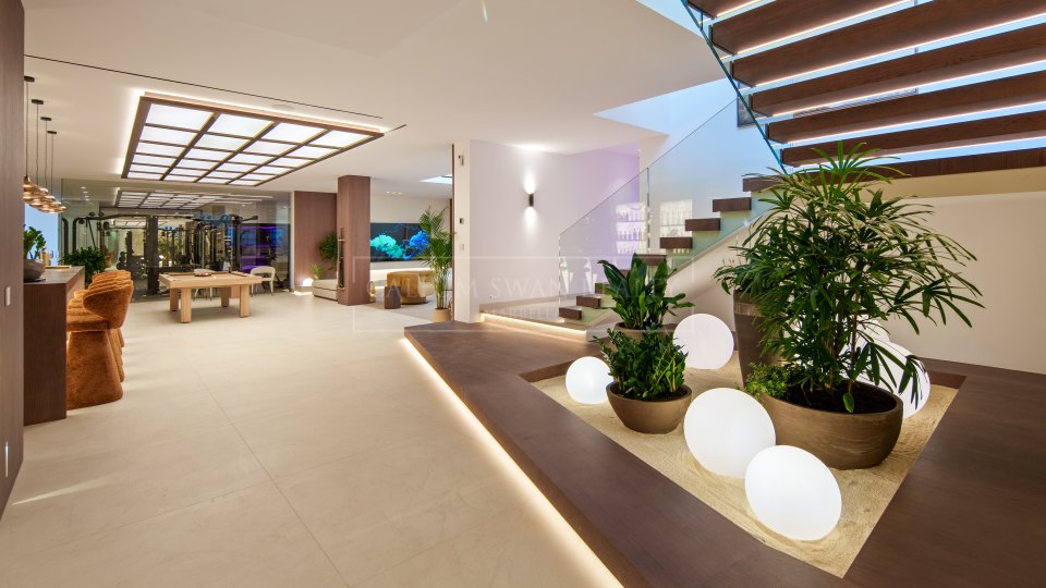 Nueva Andalucia, Golfside Villa for Sale in Nueva Andalucía with Spa and Entertainment Areas