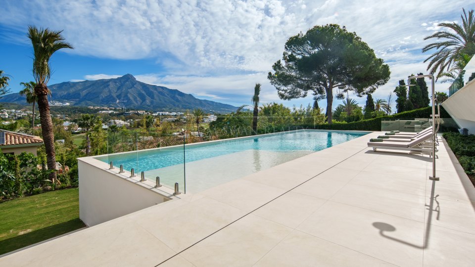 Nueva Andalucia, Golfside Villa for Sale in Nueva Andalucía with Spa and Entertainment Areas