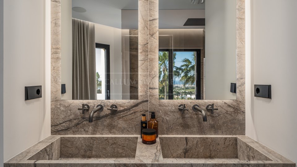 Benahavis, Renovated Townhouse with Sea Views in La Quinta Hills, Benahavís
