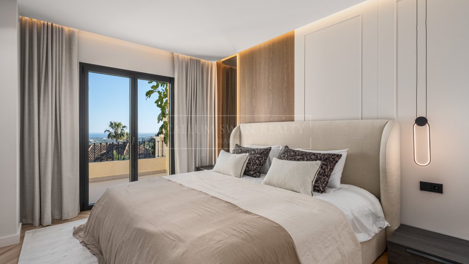 Benahavis, Renovated Townhouse with Sea Views in La Quinta Hills, Benahavís