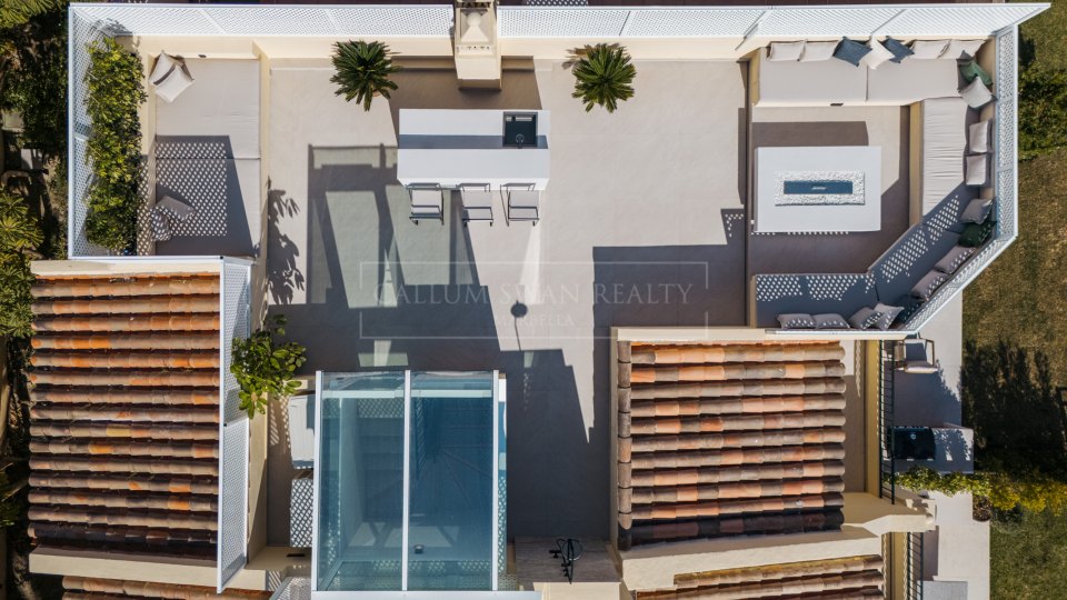 Benahavis, Renovated Townhouse with Sea Views in La Quinta Hills, Benahavís