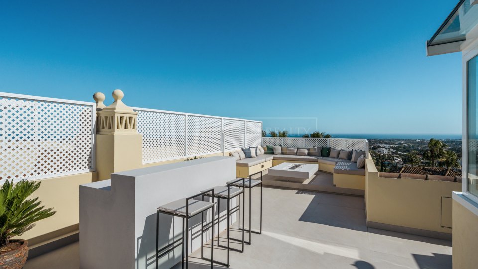 Benahavis, Renovated Townhouse with Sea Views in La Quinta Hills, Benahavís