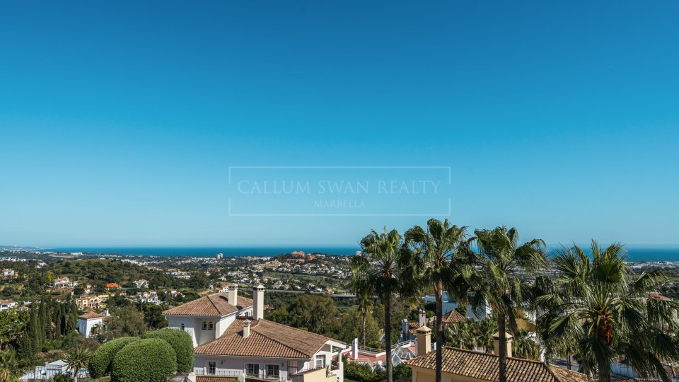 Benahavis, Renovated Townhouse with Sea Views in La Quinta Hills, Benahavís
