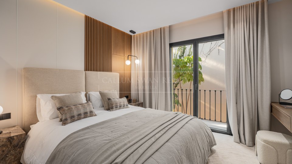 Benahavis, Renovated Townhouse with Sea Views in La Quinta Hills, Benahavís