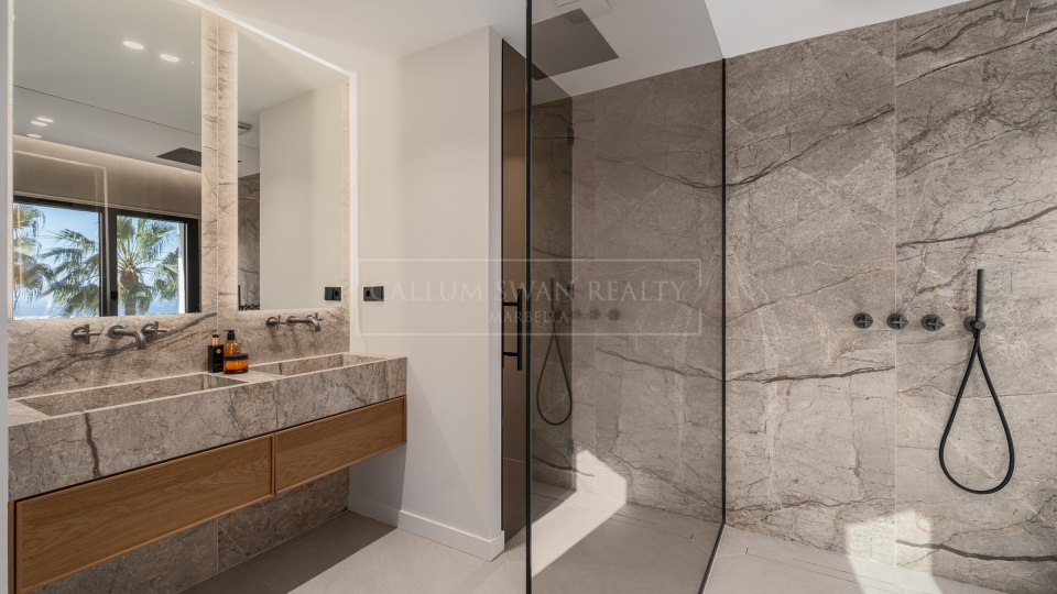 Benahavis, Renovated Townhouse with Sea Views in La Quinta Hills, Benahavís