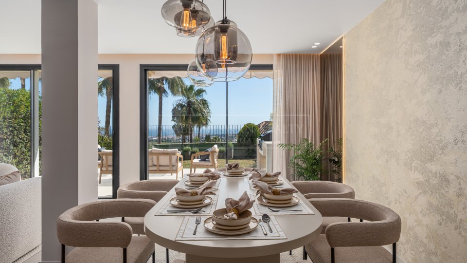 Benahavis, Renovated Townhouse with Sea Views in La Quinta Hills, Benahavís
