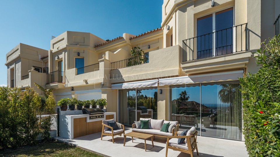 Benahavis, Renovated Townhouse with Sea Views in La Quinta Hills, Benahavís