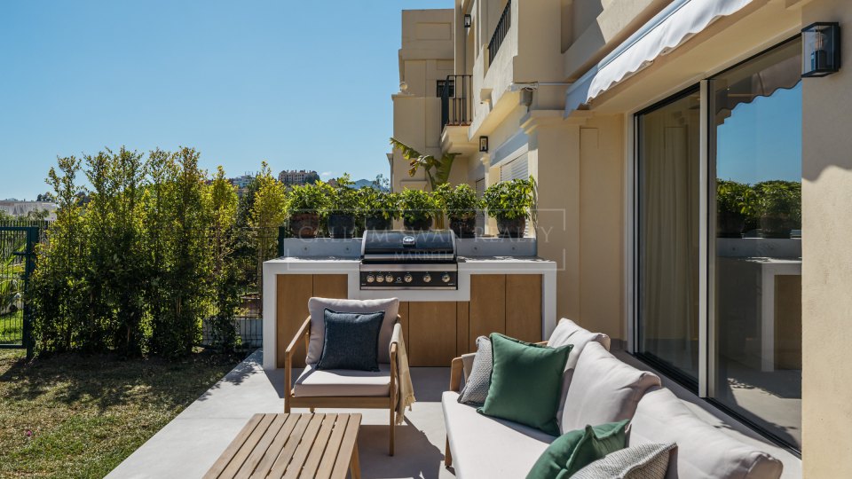 Benahavis, Renovated Townhouse with Sea Views in La Quinta Hills, Benahavís