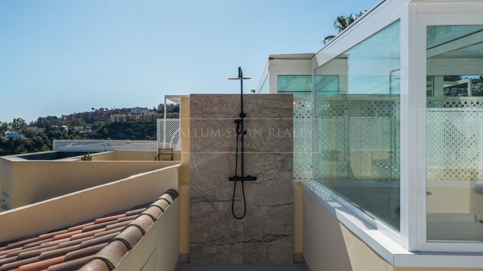 Benahavis, Renovated Townhouse with Sea Views in La Quinta Hills, Benahavís