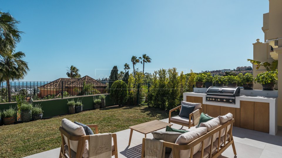 Benahavis, Renovated Townhouse with Sea Views in La Quinta Hills, Benahavís