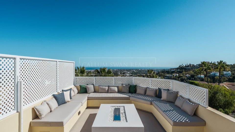Benahavis, Renovated Townhouse with Sea Views in La Quinta Hills, Benahavís