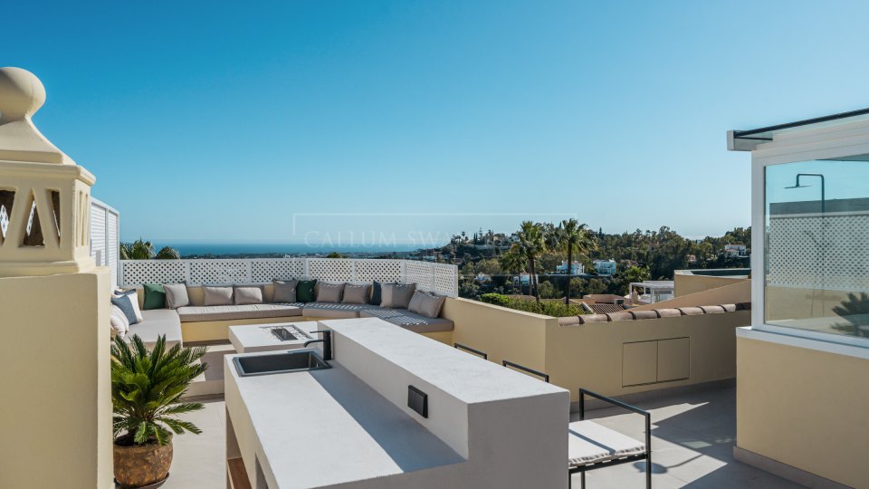 Benahavis, Renovated Townhouse with Sea Views in La Quinta Hills, Benahavís