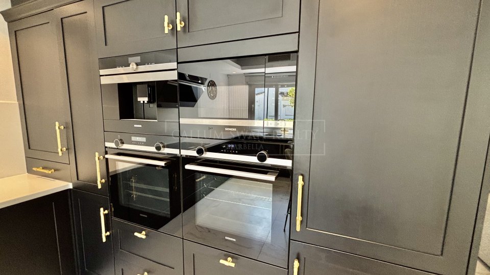 San Pedro de Alcantara, Appartement en rez-de-jardin en bord de mer à louer longue durée