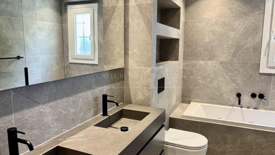San Pedro de Alcantara, Appartement en rez-de-jardin en bord de mer à louer longue durée