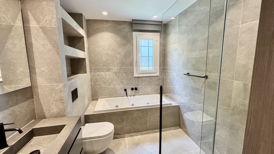 San Pedro de Alcantara, Appartement en rez-de-jardin en bord de mer à louer longue durée