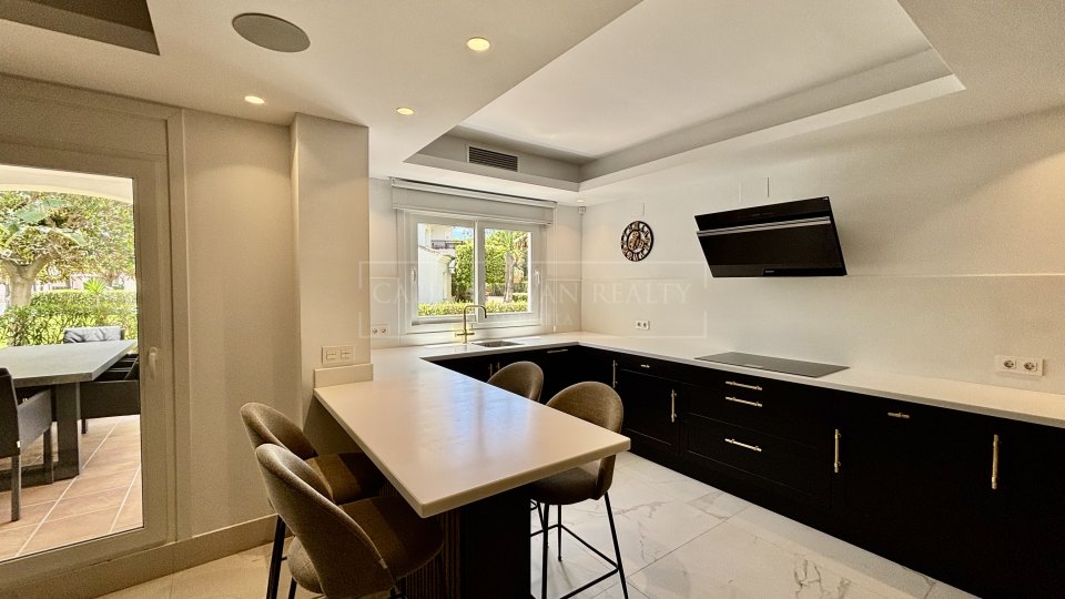 San Pedro de Alcantara, Appartement en rez-de-jardin en bord de mer à louer longue durée