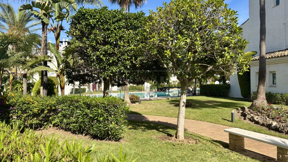 San Pedro de Alcantara, Appartement en rez-de-jardin en bord de mer à louer longue durée