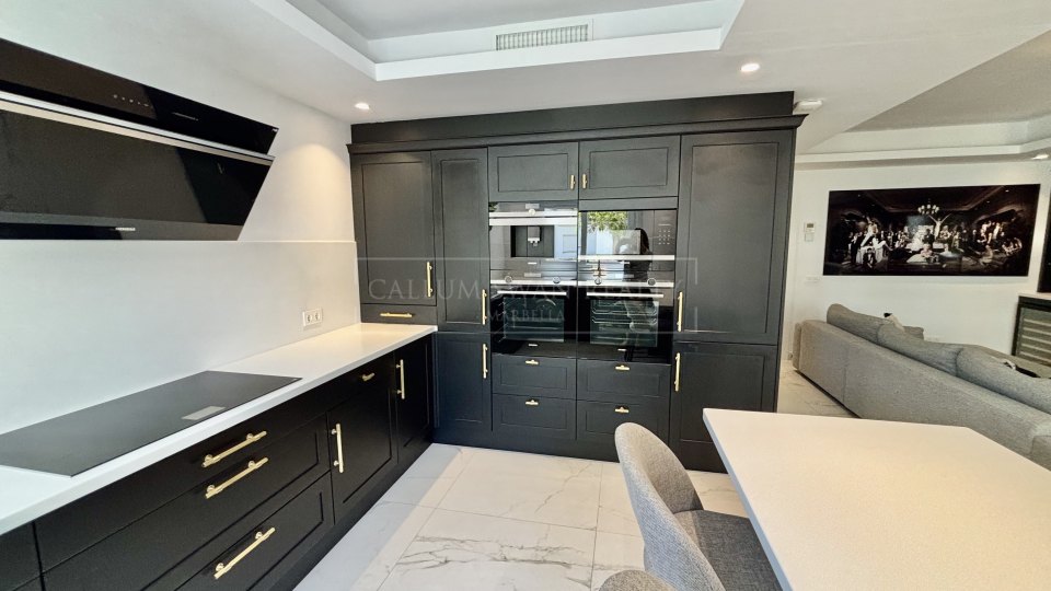 San Pedro de Alcantara, Appartement en rez-de-jardin en bord de mer à louer longue durée