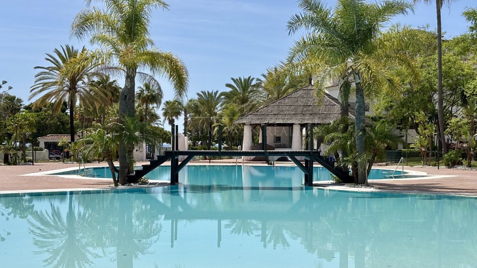 San Pedro de Alcantara, Appartement en rez-de-jardin en bord de mer à louer longue durée