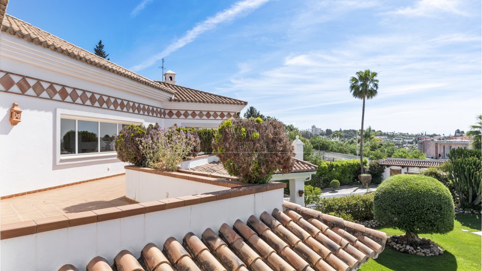 Benahavis, Villa de style andalou avec vue sur la mer à vendre à Paraíso Alto, Benahavís