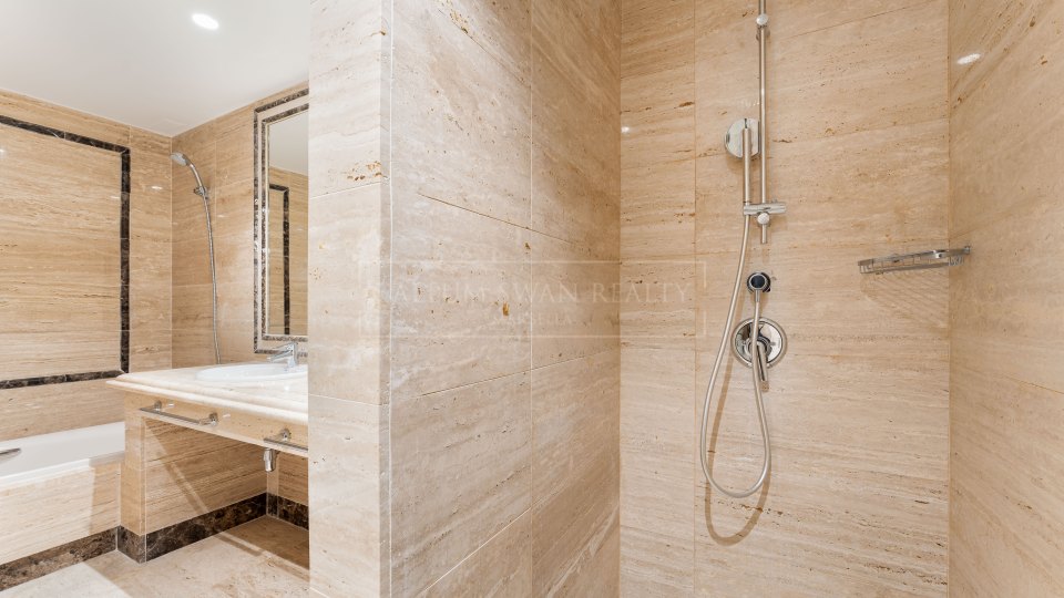 Marbella Golden Mile, Ground Floor Apartment in Sierra Blanca on Marbella’s Golden Mile with Private Garden Terrace