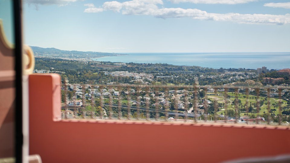 Benahavis, Duplex Penthouse with Panoramic Sea Views in Monte Halcones, Benahavís