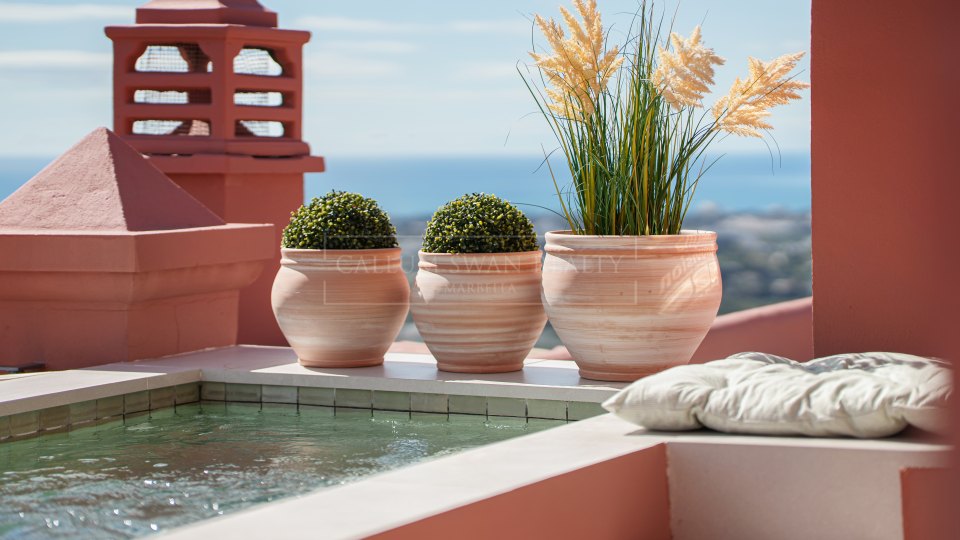 Benahavis, Duplex Penthouse with Panoramic Sea Views in Monte Halcones, Benahavís