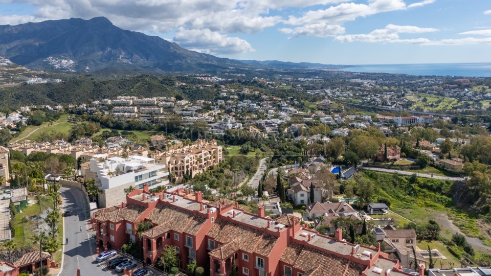 Benahavis, Duplex Penthouse with Panoramic Sea Views in Monte Halcones, Benahavís