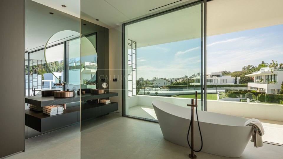 Marbella Golden Mile, Villa adosada de tres dormitorios en venta en comunidad cerrada de Marbella Golden Mile