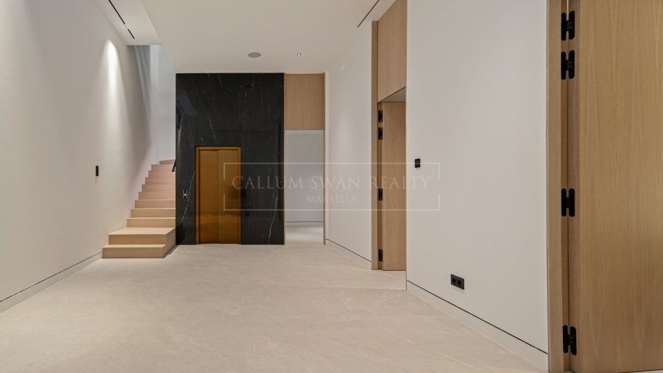 Marbella Golden Mile, Villa adosada de tres dormitorios en venta en comunidad cerrada de Marbella Golden Mile