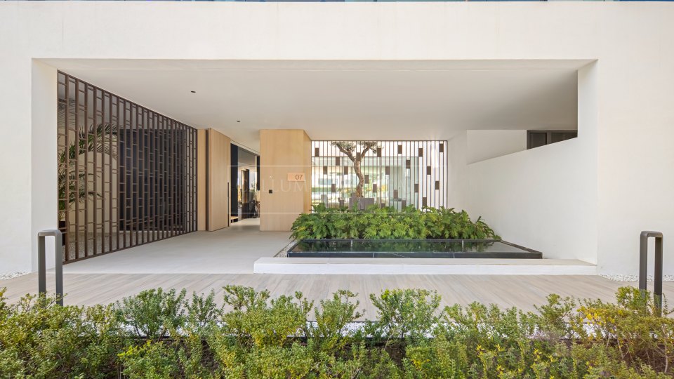 Marbella Golden Mile, Villa adosada de tres dormitorios en venta en comunidad cerrada de Marbella Golden Mile