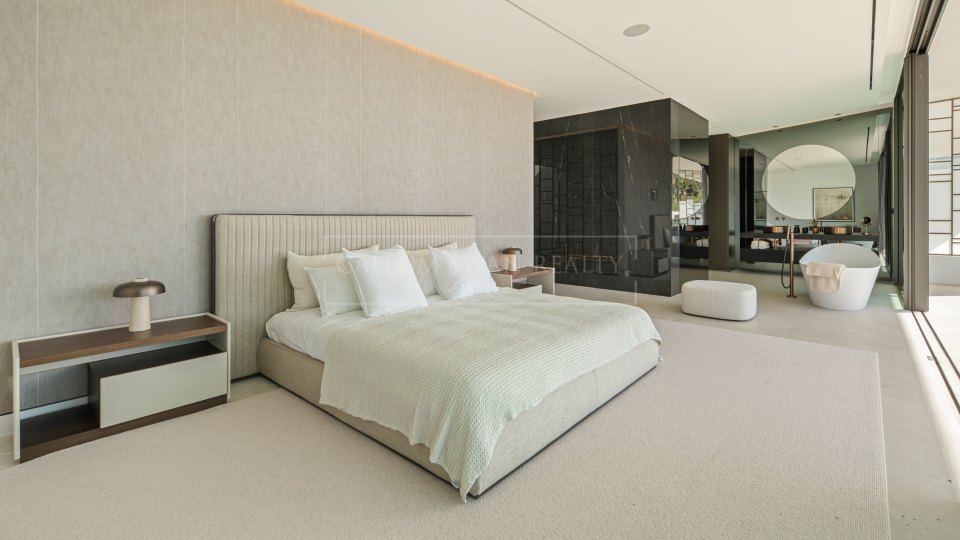 Marbella Golden Mile, Villa adosada de tres dormitorios en venta en comunidad cerrada de Marbella Golden Mile