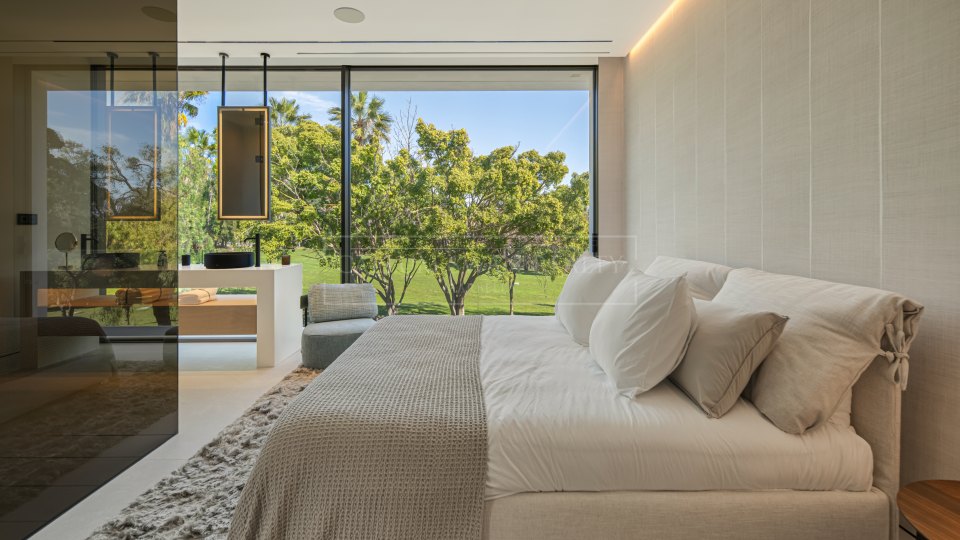 Marbella Golden Mile, Villa adosada de tres dormitorios en venta en comunidad cerrada de Marbella Golden Mile