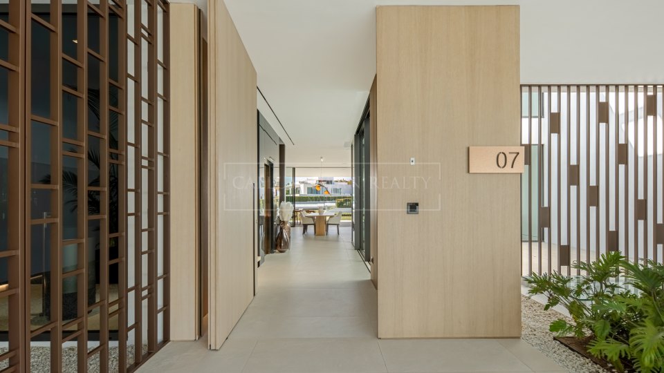 Marbella Golden Mile, Villa adosada de tres dormitorios en venta en comunidad cerrada de Marbella Golden Mile