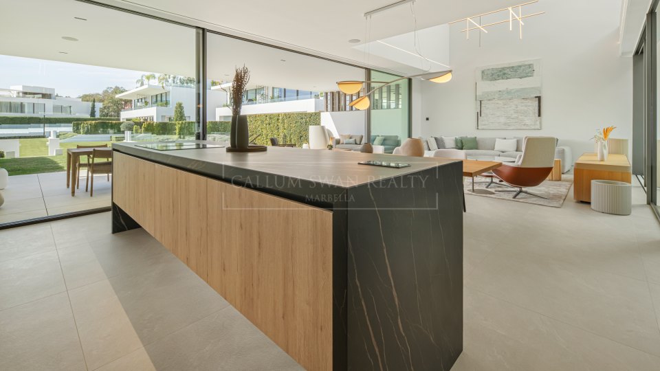 Marbella Golden Mile, Villa adosada de tres dormitorios en venta en comunidad cerrada de Marbella Golden Mile