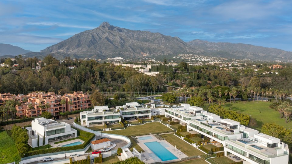 Marbella Golden Mile, Villa adosada de tres dormitorios en venta en comunidad cerrada de Marbella Golden Mile