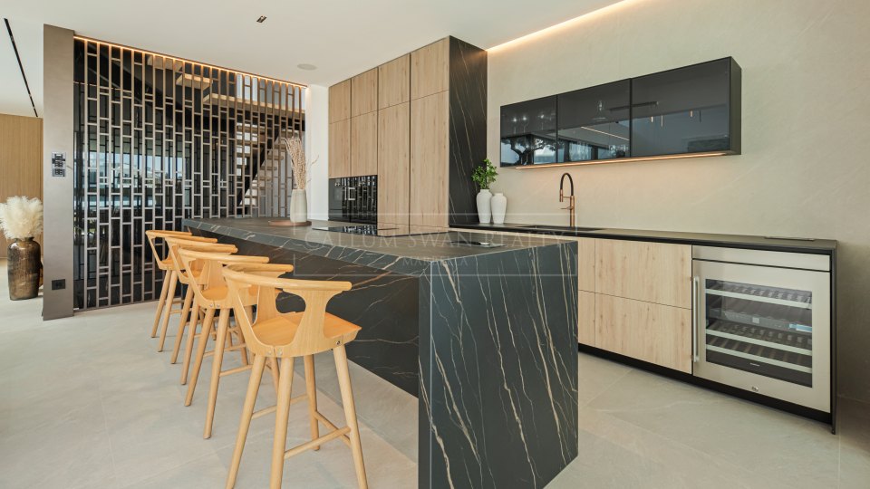 Marbella Golden Mile, Villa adosada de tres dormitorios en venta en comunidad cerrada de Marbella Golden Mile