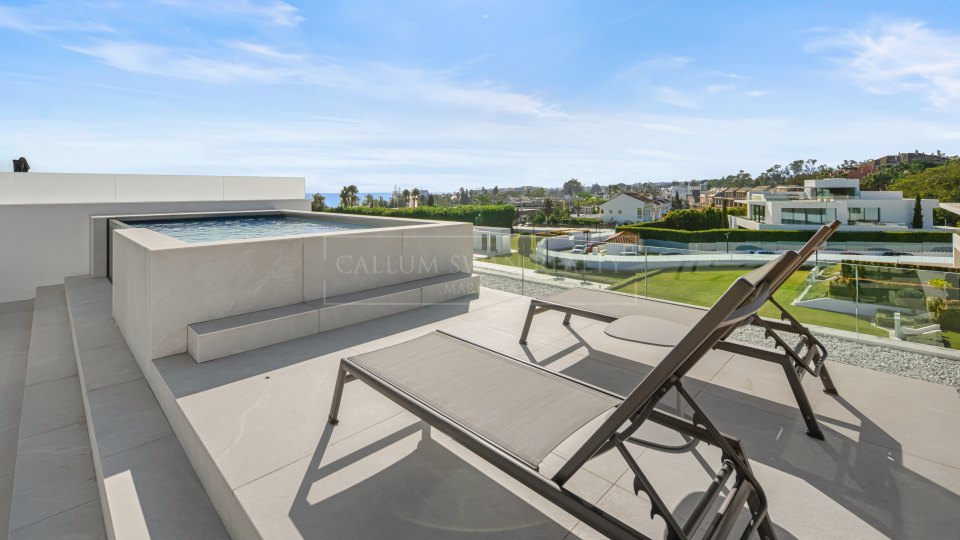 Marbella Golden Mile, Villa adosada de tres dormitorios en venta en comunidad cerrada de Marbella Golden Mile