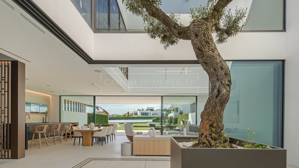 Marbella Golden Mile, Villa adosada de tres dormitorios en venta en comunidad cerrada de Marbella Golden Mile