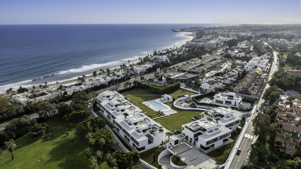 Marbella Golden Mile, Villa adosada de tres dormitorios en venta en comunidad cerrada de Marbella Golden Mile