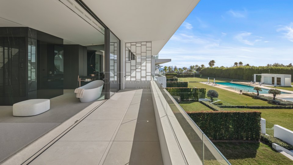 Marbella Golden Mile, Villa adosada de tres dormitorios en venta en comunidad cerrada de Marbella Golden Mile